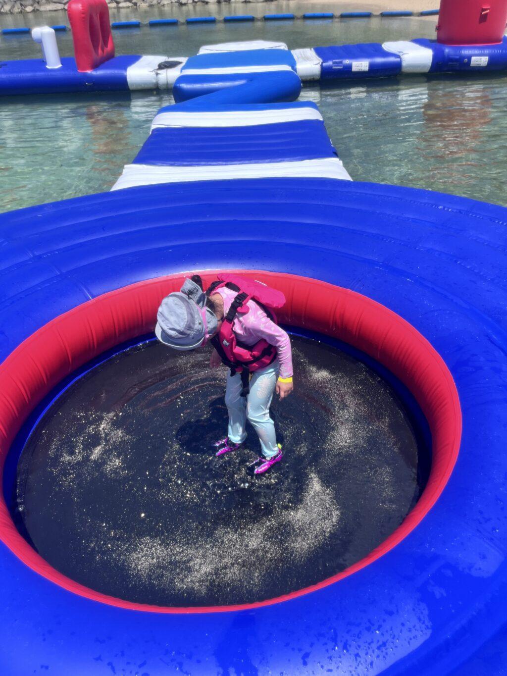 【沖縄・恩納村】かりゆしビーチリゾートのかりゆしウォーターランド体験レポ！大人も童心に返る海上アスレチック