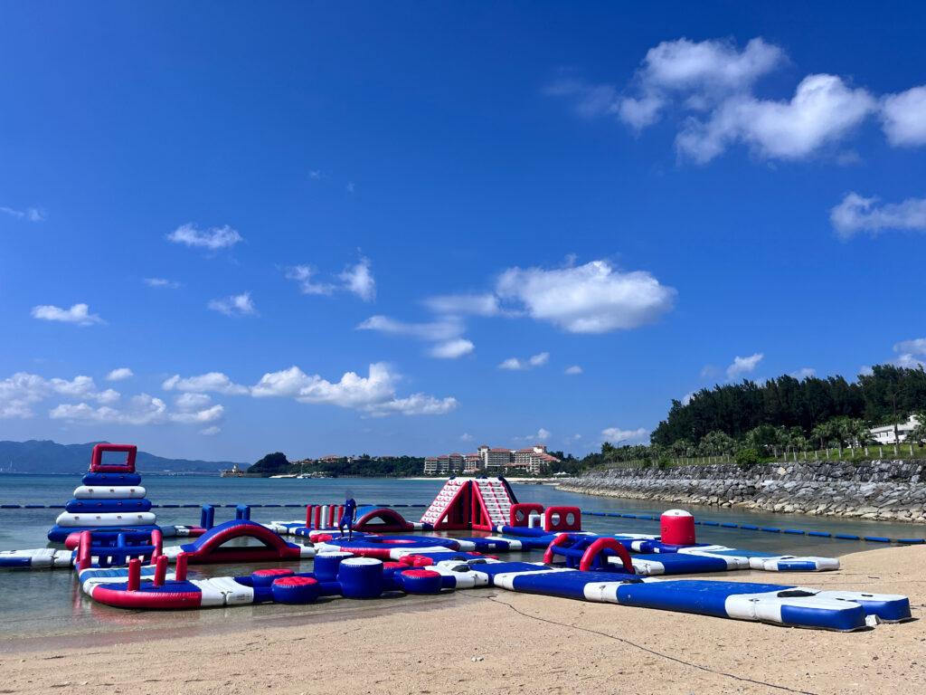 【沖縄・恩納村】かりゆしビーチリゾートのかりゆしウォーターランド体験レポ！大人も童心に返る海上アスレチック