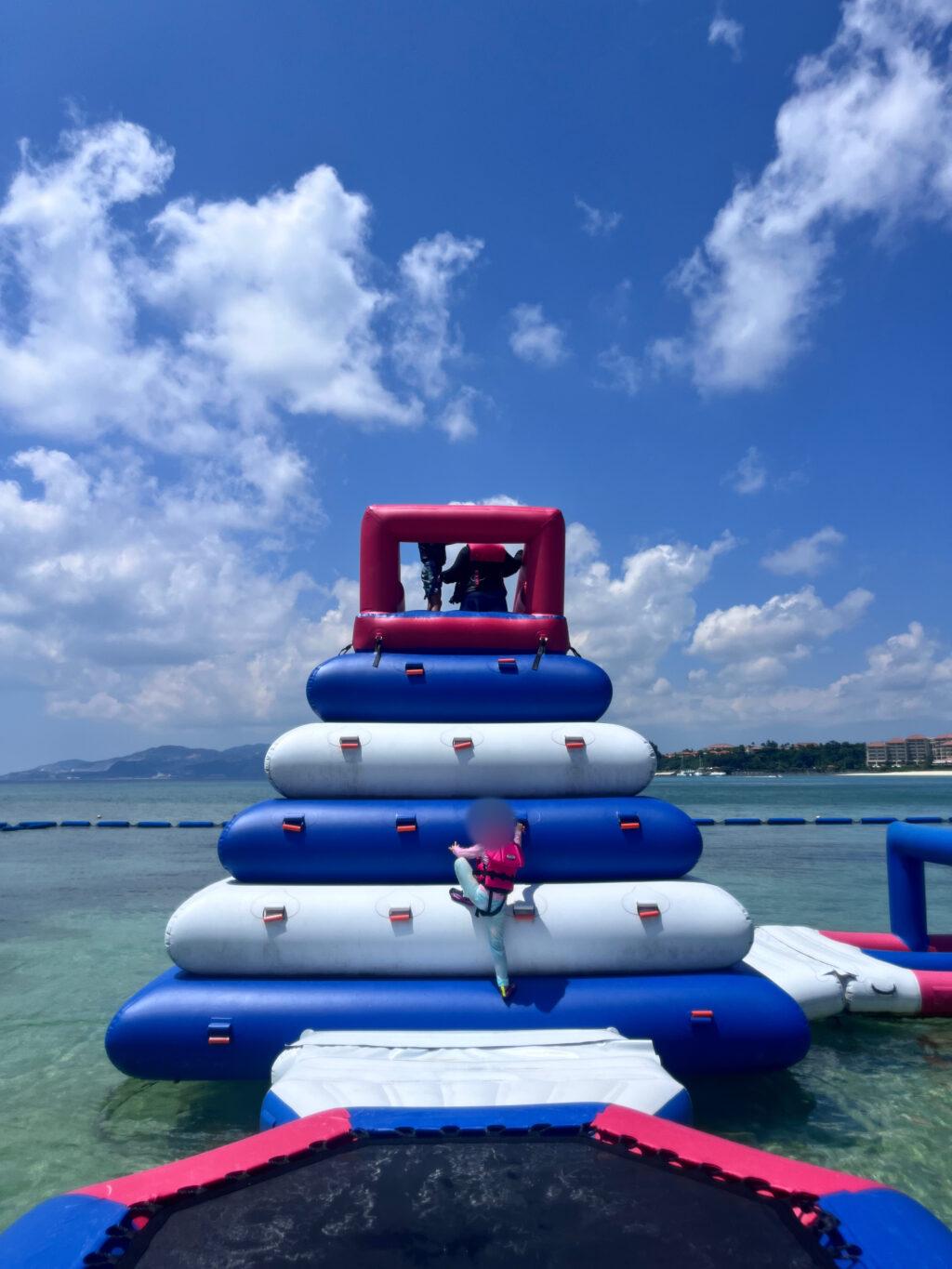 【沖縄・恩納村】かりゆしビーチリゾートのかりゆしウォーターランド体験レポ！大人も童心に返る海上アスレチック