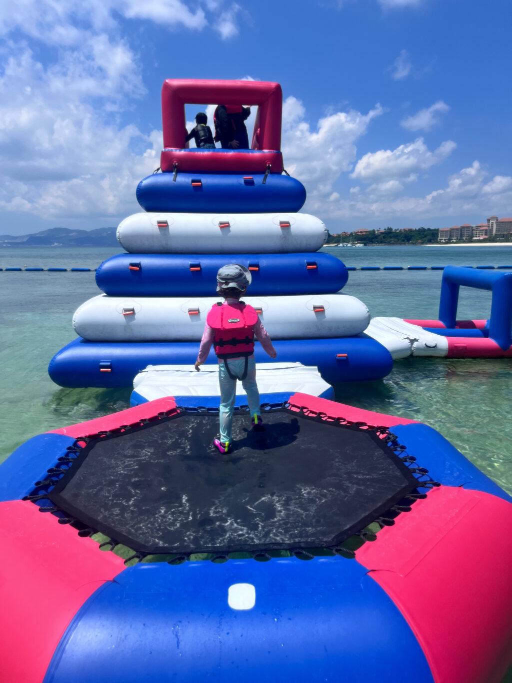 【沖縄・恩納村】かりゆしビーチリゾートのかりゆしウォーターランド体験レポ！大人も童心に返る海上アスレチック