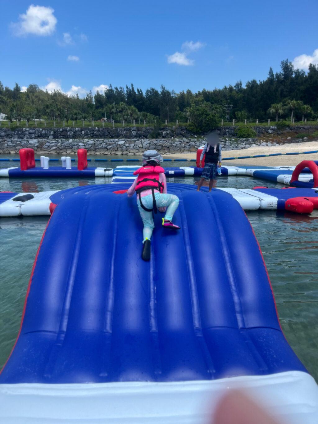 【沖縄・恩納村】かりゆしビーチリゾートのかりゆしウォーターランド体験レポ！大人も童心に返る海上アスレチック