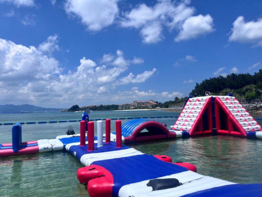 【沖縄・恩納村】かりゆしビーチリゾートのかりゆしウォーターランド体験レポ！大人も童心に返る海上アスレチック