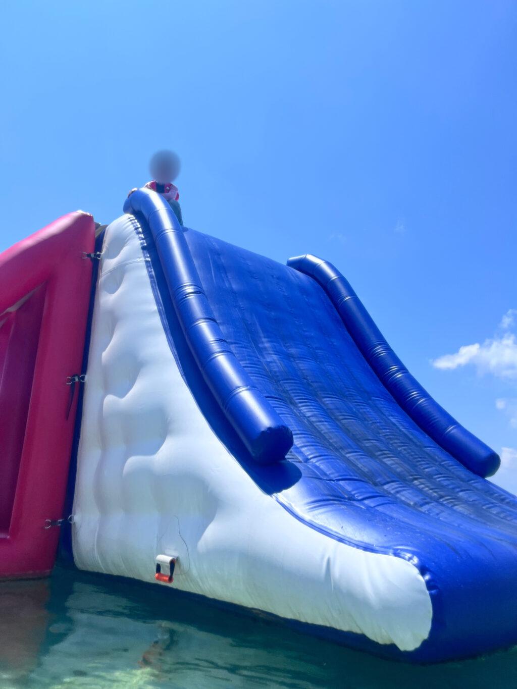 【沖縄・恩納村】かりゆしビーチリゾートのかりゆしウォーターランド体験レポ！大人も童心に返る海上アスレチック