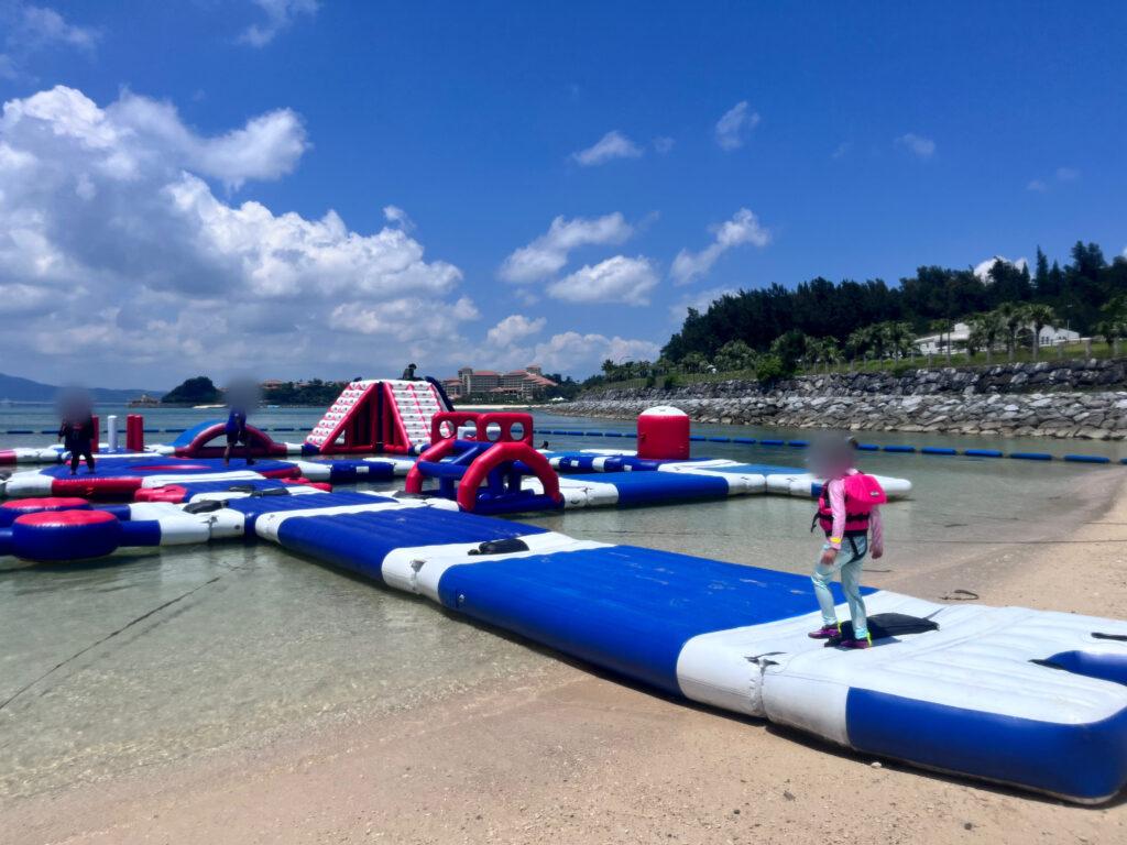 【沖縄・恩納村】かりゆしビーチリゾートのかりゆしウォーターランド体験レポ！大人も童心に返る海上アスレチック