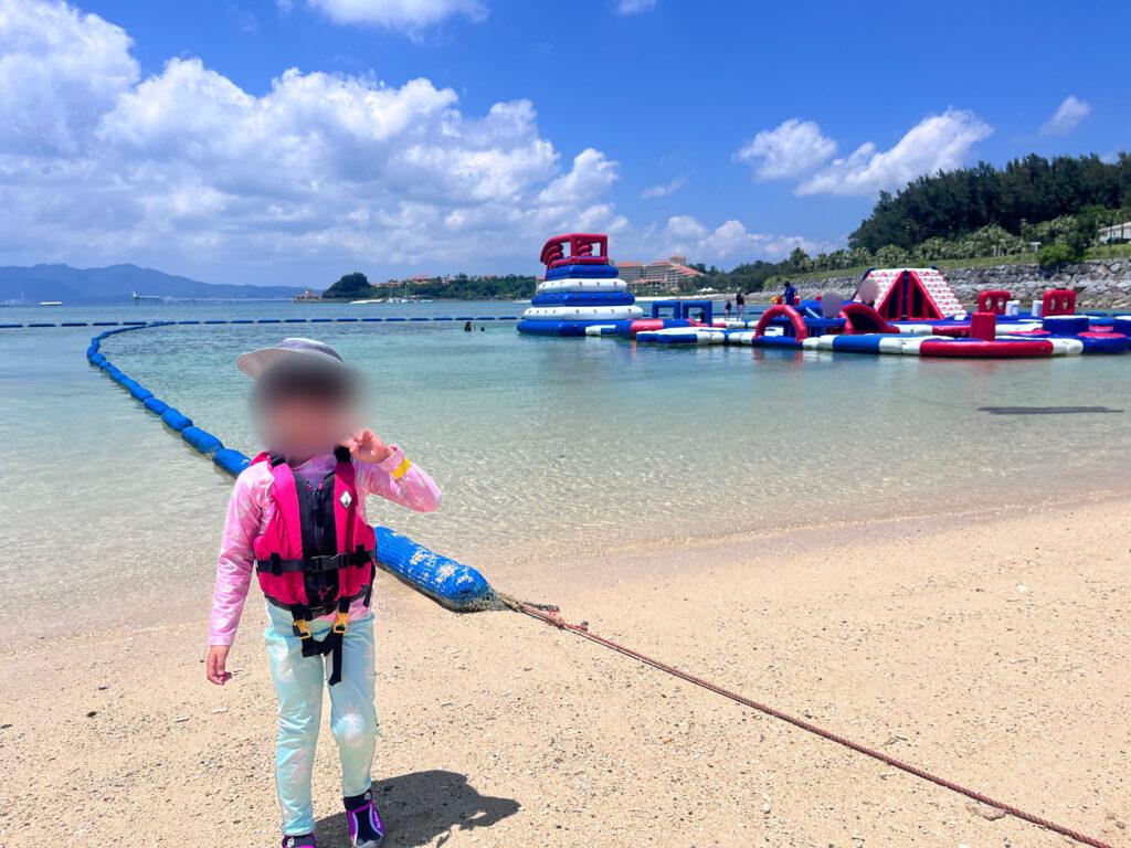 【沖縄・恩納村】かりゆしビーチリゾートのかりゆしウォーターランド体験レポ！大人も童心に返る海上アスレチック