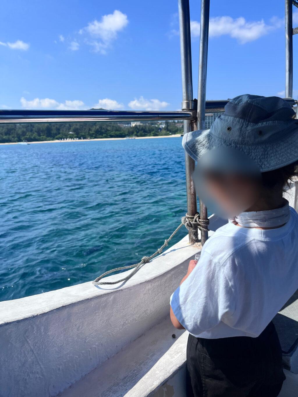 かりゆしビーチのグラスボートでエサやえり