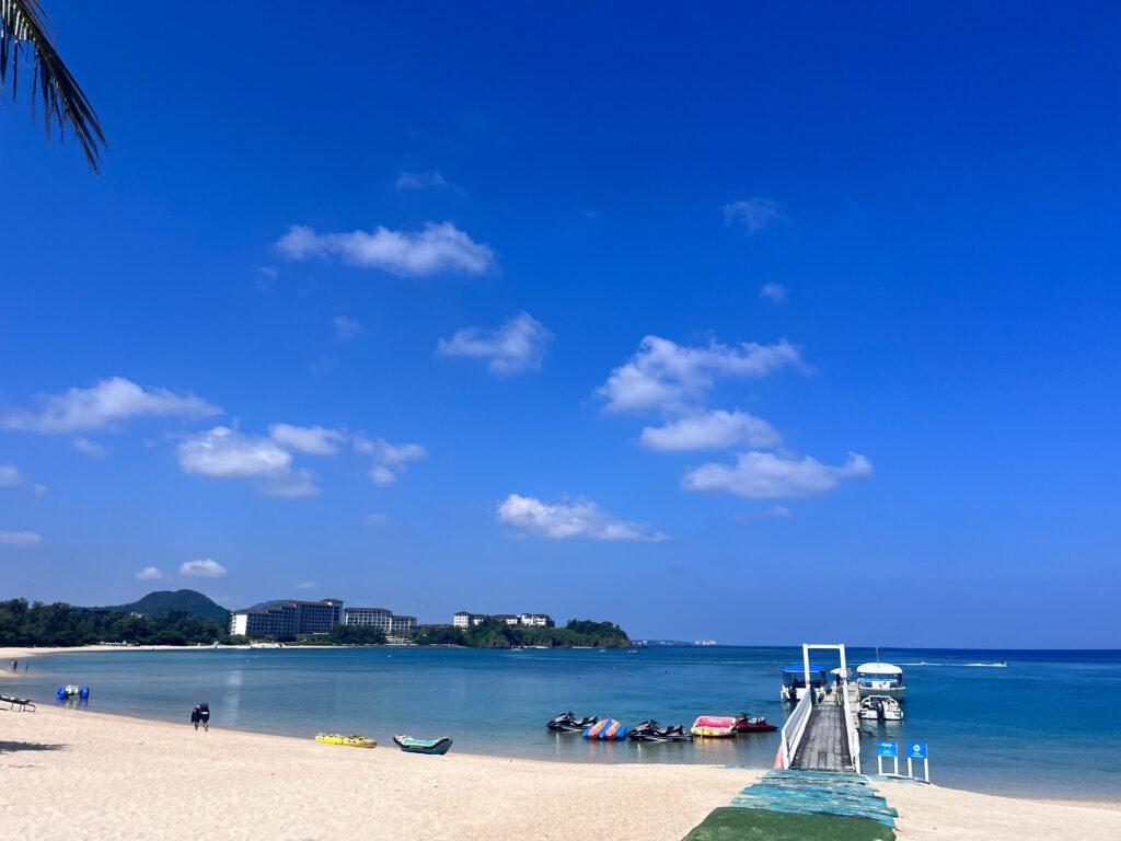 かりゆしビーチのグラスボートでエサやえり