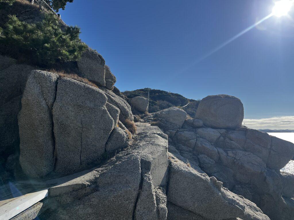 明神岬にあるパワースポット「生まれ変わりの岩穴」への道