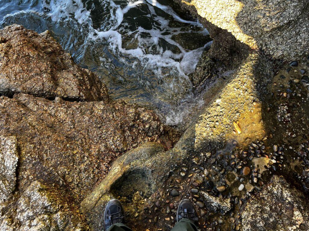 明神岬にあるパワースポット「生まれ変わりの岩穴」への道