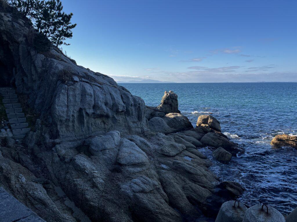 明神岬にあるパワースポット「生まれ変わりの岩穴」への道