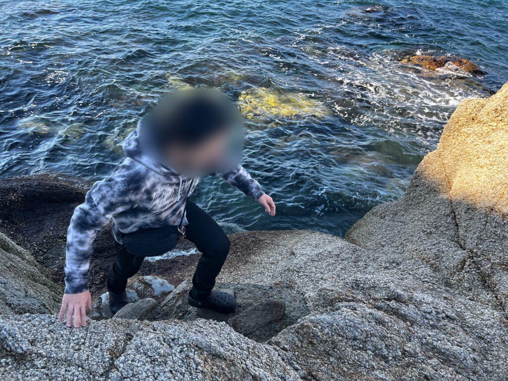 明神岬にあるパワースポット「生まれ変わりの岩穴」への道