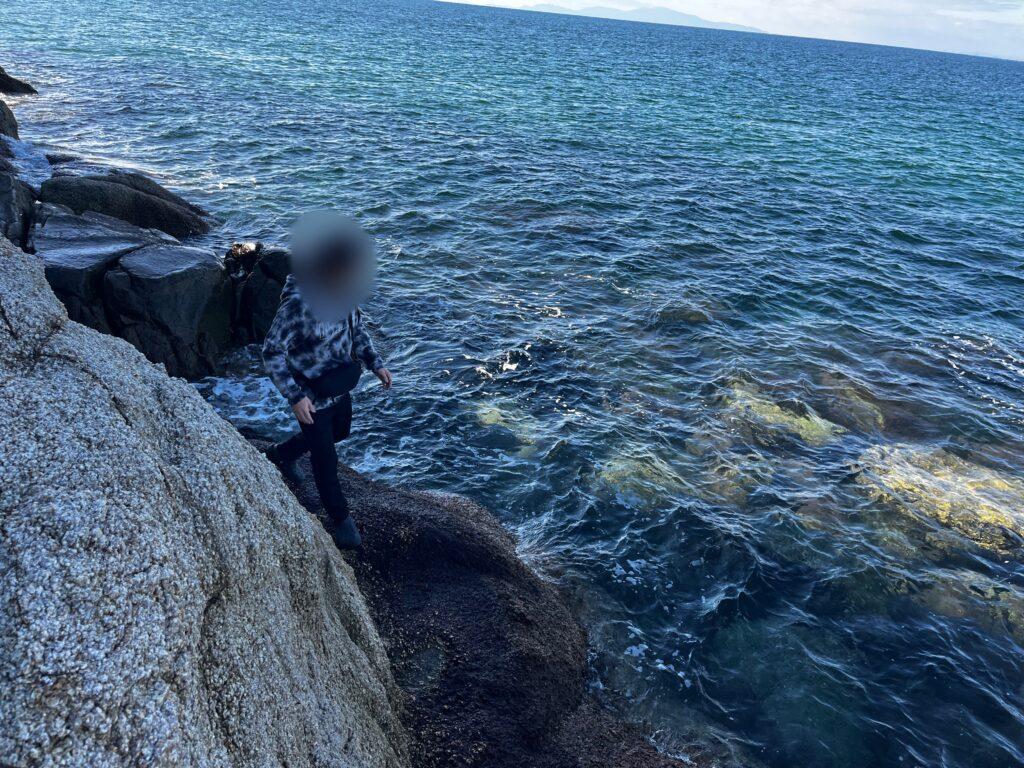 明神岬にあるパワースポット「生まれ変わりの岩穴」への道