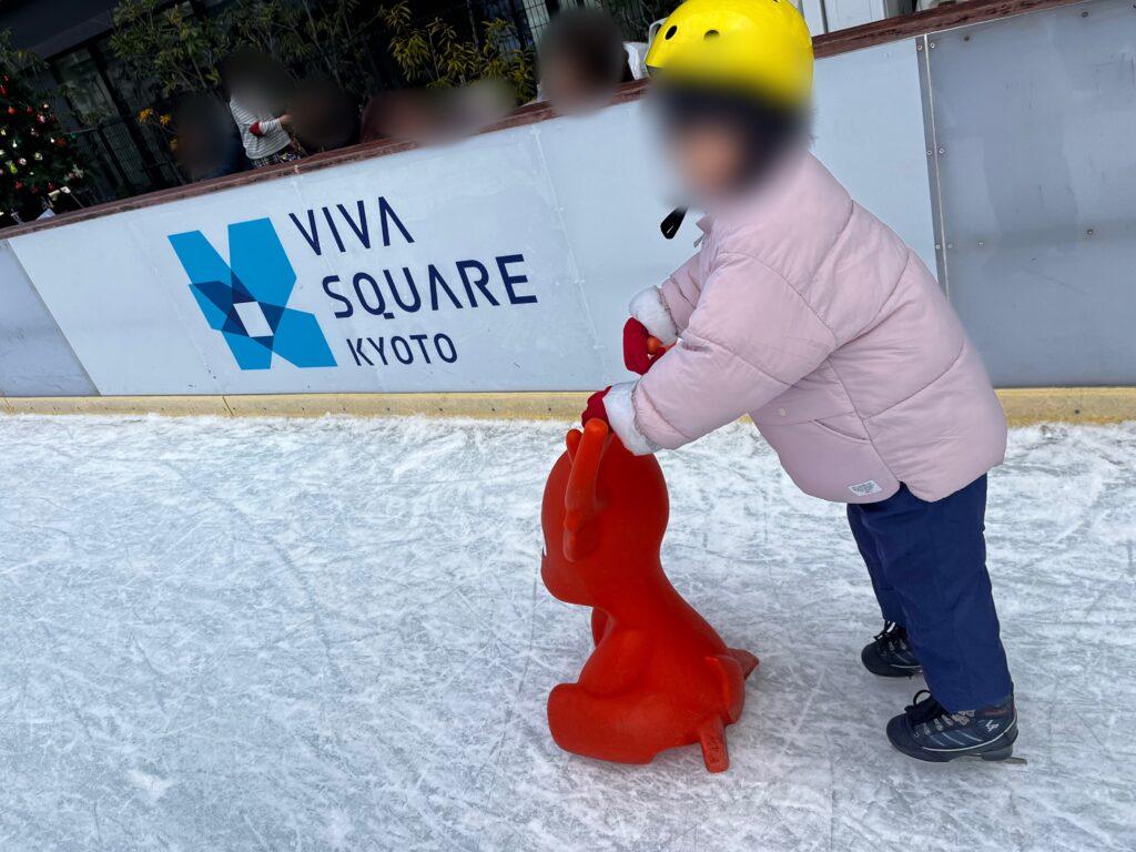 ビバスクエア京都のアイススケートリンクでトナカイのトミーを使用